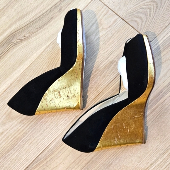 Michael Kors Black Suede Top Peep Toe Gold Wedges Size 5.5. Like new. - Picture 4 of 11